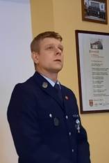 Ein Bild, das Kleidung, Person, Wand, Menschliches Gesicht enth�lt.

Automatisch generierte Beschreibung