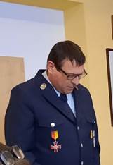 Ein Bild, das Kleidung, Person, Mann, Wand enth�lt.

Automatisch generierte Beschreibung