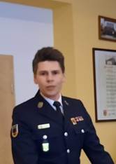 Ein Bild, das Kleidung, Person, Mann, Wand enth�lt.

Automatisch generierte Beschreibung