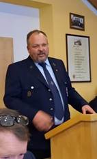 Ein Bild, das Kleidung, Person, Mann, Menschliches Gesicht enth�lt.

Automatisch generierte Beschreibung