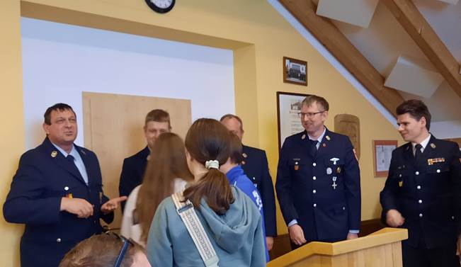 Ein Bild, das Kleidung, Person, Menschliches Gesicht, Wand enth�lt.

Automatisch generierte Beschreibung