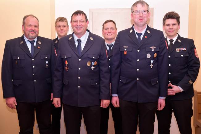 Ein Bild, das Person, Kleidung, Funktionstr�ger, L�cheln enth�lt.

Automatisch generierte Beschreibung